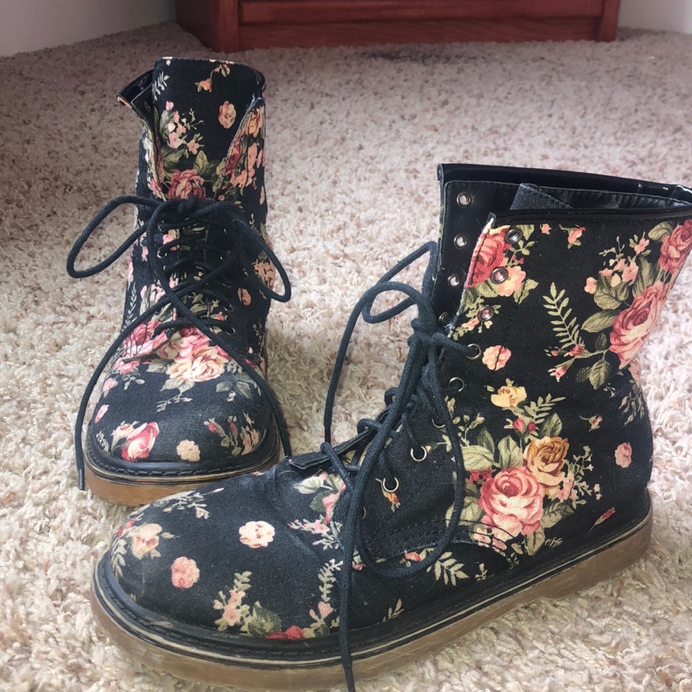Floral boots🌼
